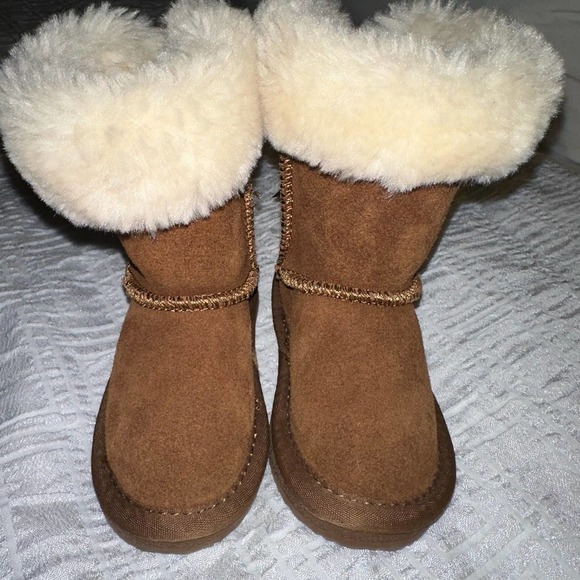 NWOT Child Size 7 Lamo Apres Bow Boot